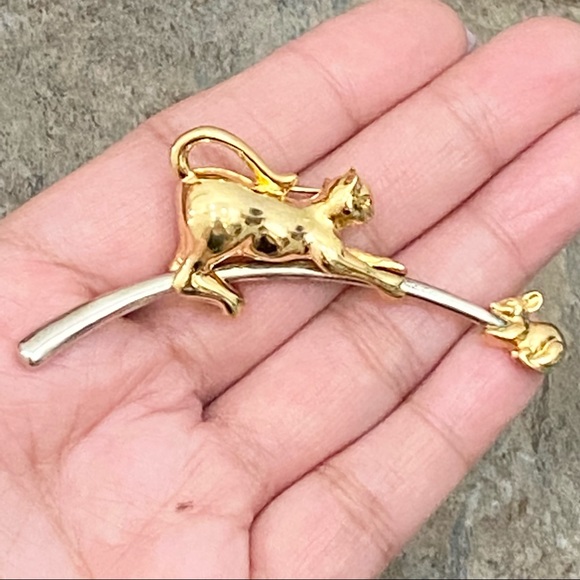 Vintage Unsigned Gold-tone Cat Catching Mouse Slider Brooch - Picture 3 of 15